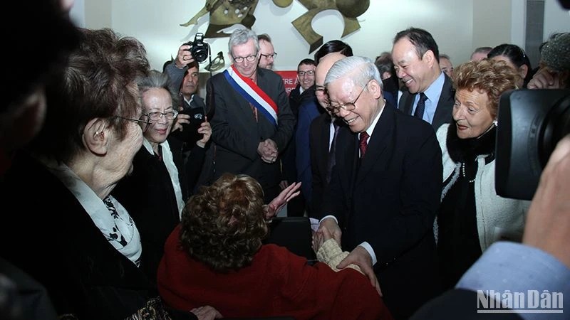 Tổng Bí thư Nguyễn Phú Trọng ân cần thăm hỏi bà Raymonde Dien, chiến sĩ vì hòa bình cho Việt Nam, tại cuộc gặp gỡ với những người bạn Pháp thân thiết và tiêu biểu cho mối quan hệ hữu nghị truyền thống giữa hai dân tộc Việt Nam và Pháp ở thành phố Choisy-le-Roi ngày 26/3/2018. (ẢNH: KHẢI HOÀN) Tổng Bí thư Nguyễn Phú Trọng ân cần thăm hỏi bà Raymonde Dien, chiến sĩ vì hòa bình cho Việt Nam, tại cuộc gặp gỡ với những người bạn Pháp thân thiết và tiêu biểu cho mối quan hệ hữu nghị truyền thống giữa hai dân tộc Việt Nam và Pháp ở thành phố Choisy-le-Roi ngày 26/3/2018. (ẢNH: KHẢI HOÀN)