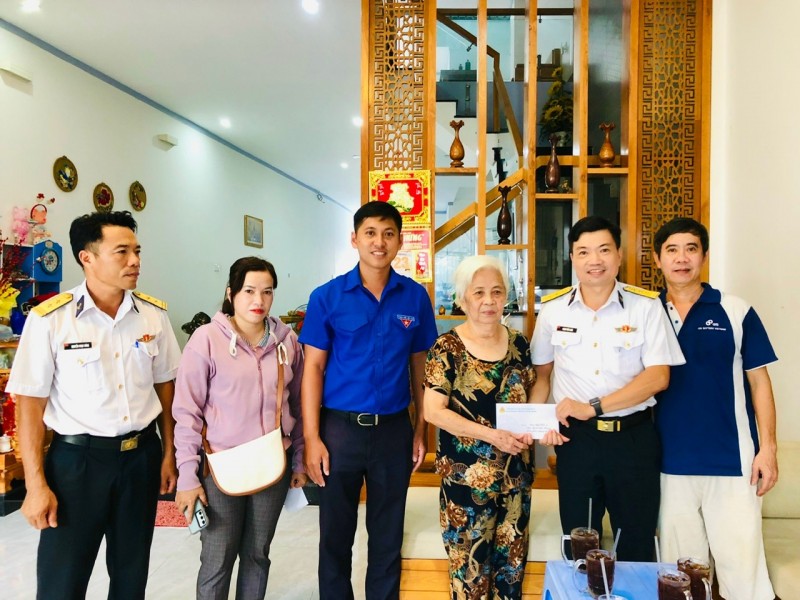 Thượng tá Phạm Văn Long, Phó Lữ đoàn trưởng, Lữ đoàn 127 tặng quà bà Trần Thị Lang có chồng là liệt sĩ. Thượng tá Phạm Văn Long, Phó Lữ đoàn trưởng, Lữ đoàn 127 tặng quà bà Trần Thị Lang có chồng là liệt sĩ.