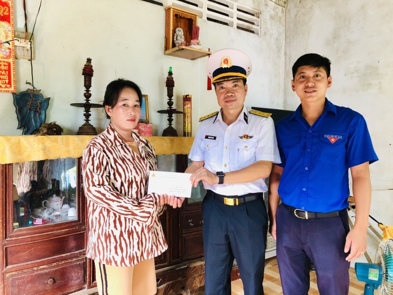 Thượng tá Phạm Văn Long, Phó Lữ đoàn trưởng, Lữ đoàn 127 tặng quà con gái của gia đình bà Phan Thị Hạnh có chồng là liệt sĩ Thượng tá Phạm Văn Long, Phó Lữ đoàn trưởng, Lữ đoàn 127 tặng quà con gái của gia đình bà Phan Thị Hạnh có chồng là liệt sĩ