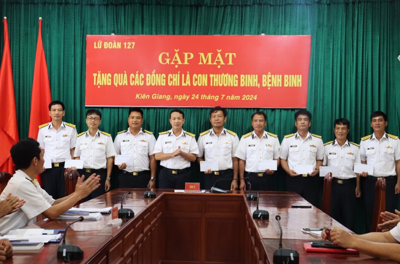 Lữ đoàn 127 tri ân đóng góp của các thế hệ đi trước đối với sự nghiệp bảo vệ chủ quyền biển đảo Lữ đoàn 127 tri ân đóng góp của các thế hệ đi trước đối với sự nghiệp bảo vệ chủ quyền biển đảo