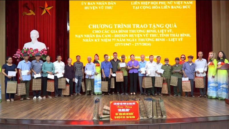 Liên hiệp hội phụ nữ Việt Nam tại CHLB Đức tặng quà cho người có công ở Thái Bình Liên hiệp hội phụ nữ Việt Nam tại CHLB Đức tặng quà cho người có công ở Thái Bình