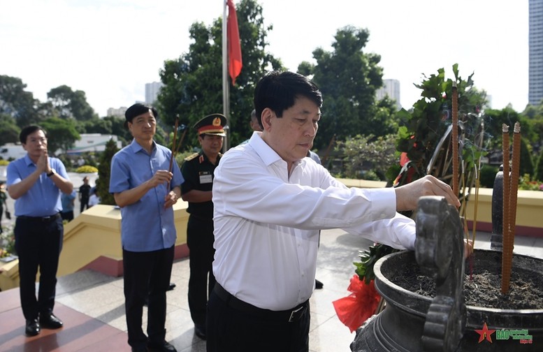 Chiều 24/7, đồng chí Lương Cường, Ủy viên Bộ Chính trị, Thường trực Ban Bí thư, Trưởng ban tổ chức lễ tang Tổng Bí thư Nguyễn Phú Trọng, cùng các đồng chí trong Ban tổ chức lễ tang kiểm tra công tác chuẩn bị lễ tang tại Nhà tang lễ quốc gia, số 5 Trần Thánh Tông (Hà Nội) và nghĩa trang Mai Dịch (Hà Nội). Chiều 24/7, đồng chí Lương Cường, Ủy viên Bộ Chính trị, Thường trực Ban Bí thư, Trưởng ban tổ chức lễ tang Tổng Bí thư Nguyễn Phú Trọng, cùng các đồng chí trong Ban tổ chức lễ tang kiểm tra công tác chuẩn bị lễ tang tại Nhà tang lễ quốc gia, số 5 Trần Thánh Tông (Hà Nội) và nghĩa trang Mai Dịch (Hà Nội).