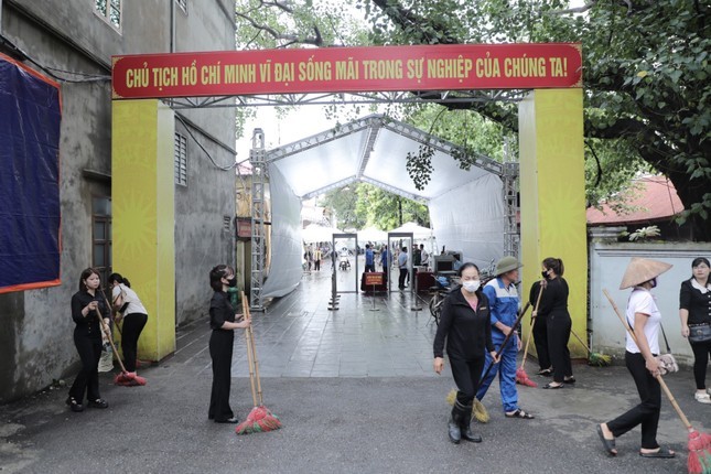 Đoàn viên, thanh niên cùng các thành viên trong Hội Phụ nữ địa phương tích cực dọn dẹp, vệ sinh đường làng, ngõ xóm và các điểm thờ tự, nhà văn hóa… để phục vụ Quốc tang Tổng Bí thư. Đoàn viên, thanh niên cùng các thành viên trong Hội Phụ nữ địa phương tích cực dọn dẹp, vệ sinh đường làng, ngõ xóm và các điểm thờ tự, nhà văn hóa… để phục vụ Quốc tang Tổng Bí thư.