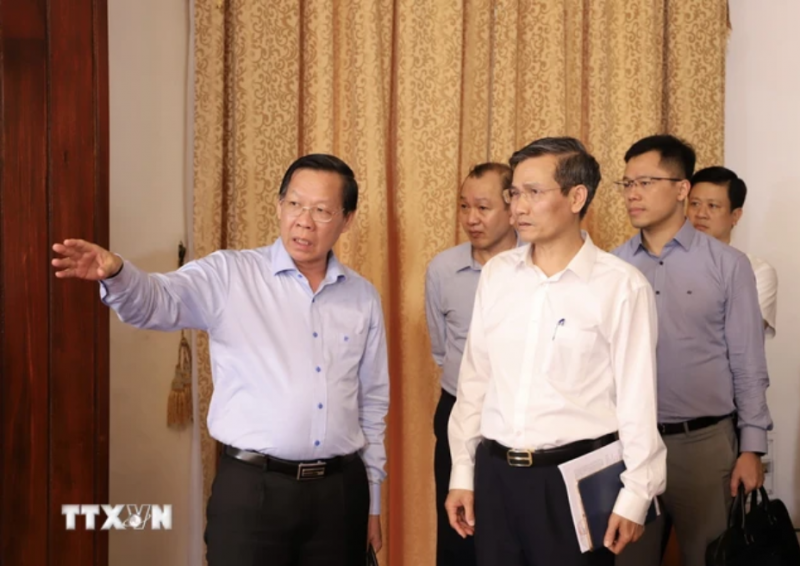 Ông Phan Văn Mãi (ngoài cùng bên trái), Phó Bí thư Thành ủy, Chủ tịch Ủy ban Nhân dân Thành phố Hồ Chí Minh kiểm tra công tác chuẩn bị tại Hội trường Thống Nhất, Thành phố Hồ Chí Minh. (Ảnh: Hồng Giang/TTXVN) Ông Phan Văn Mãi (ngoài cùng bên trái), Phó Bí thư Thành ủy, Chủ tịch Ủy ban Nhân dân Thành phố Hồ Chí Minh kiểm tra công tác chuẩn bị tại Hội trường Thống Nhất, Thành phố Hồ Chí Minh. (Ảnh: Hồng Giang/TTXVN)