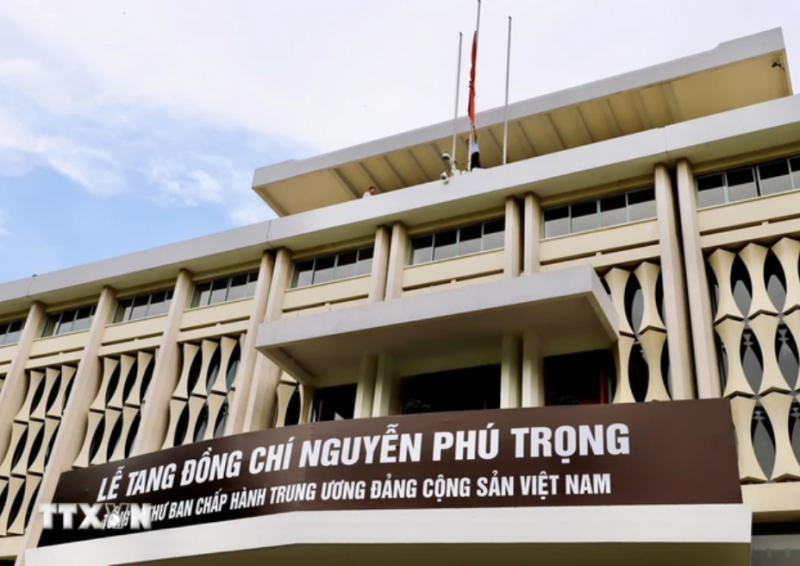 Hội trường Thống Nhất treo cờ rủ trong những ngày diễn ra lễ tang Tổng Bí thư Nguyễn Phú Trọng. (Ảnh: Hồng Giang/TTXVN) Hội trường Thống Nhất treo cờ rủ trong những ngày diễn ra lễ tang Tổng Bí thư Nguyễn Phú Trọng. (Ảnh: Hồng Giang/TTXVN)
