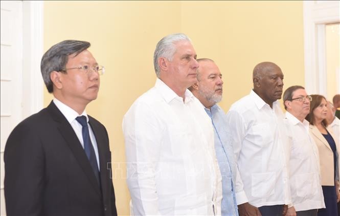 Nhiều Đại sứ quán Việt Nam ở nước ngoài mở sổ tang và tổ chức lễ viếng Tổng Bí thư Nguyễn Phú Trọng Nhiều Đại sứ quán Việt Nam ở nước ngoài mở sổ tang và tổ chức lễ viếng Tổng Bí thư Nguyễn Phú Trọng