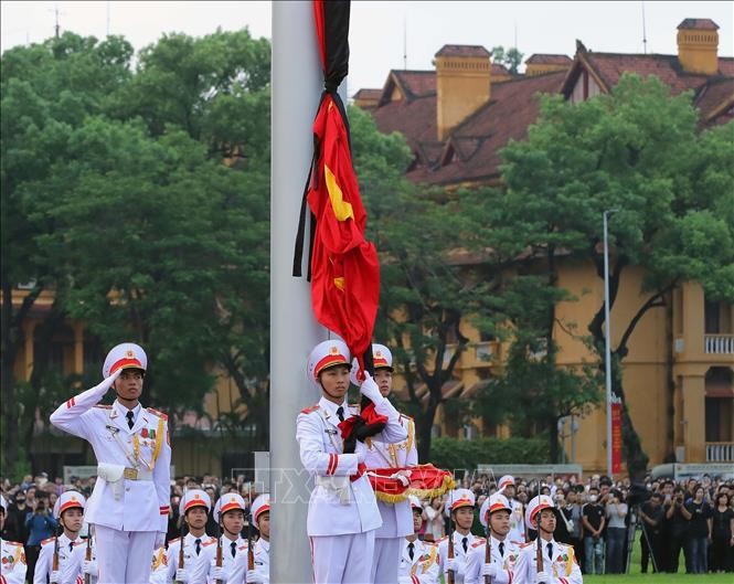 Thượng cờ rủ cùng dải băng đen tại quảng trường Ba Đình tưởng nhớ Tổng bí thư Nguyễn Phú Trọng Thượng cờ rủ cùng dải băng đen tại quảng trường Ba Đình tưởng nhớ Tổng Bí thư Nguyễn Phú Trọng