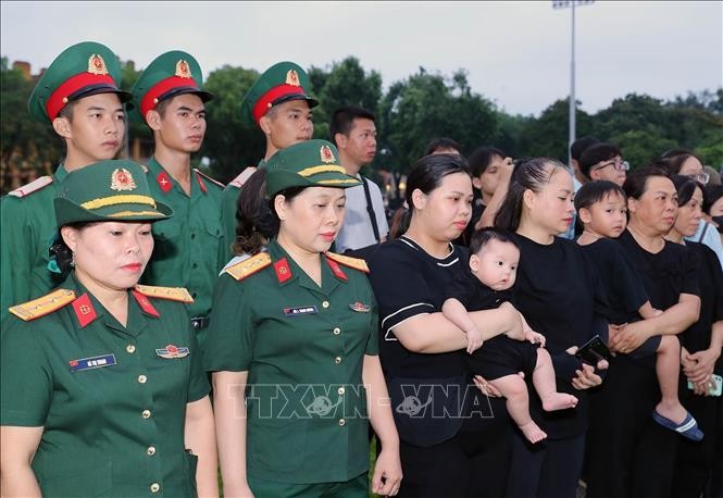 Thượng cờ rủ cùng dải băng đen tại quảng trường Ba Đình tưởng nhớ Tổng bí thư Nguyễn Phú Trọng Thượng cờ rủ cùng dải băng đen tại quảng trường Ba Đình tưởng nhớ Tổng Bí thư Nguyễn Phú Trọng