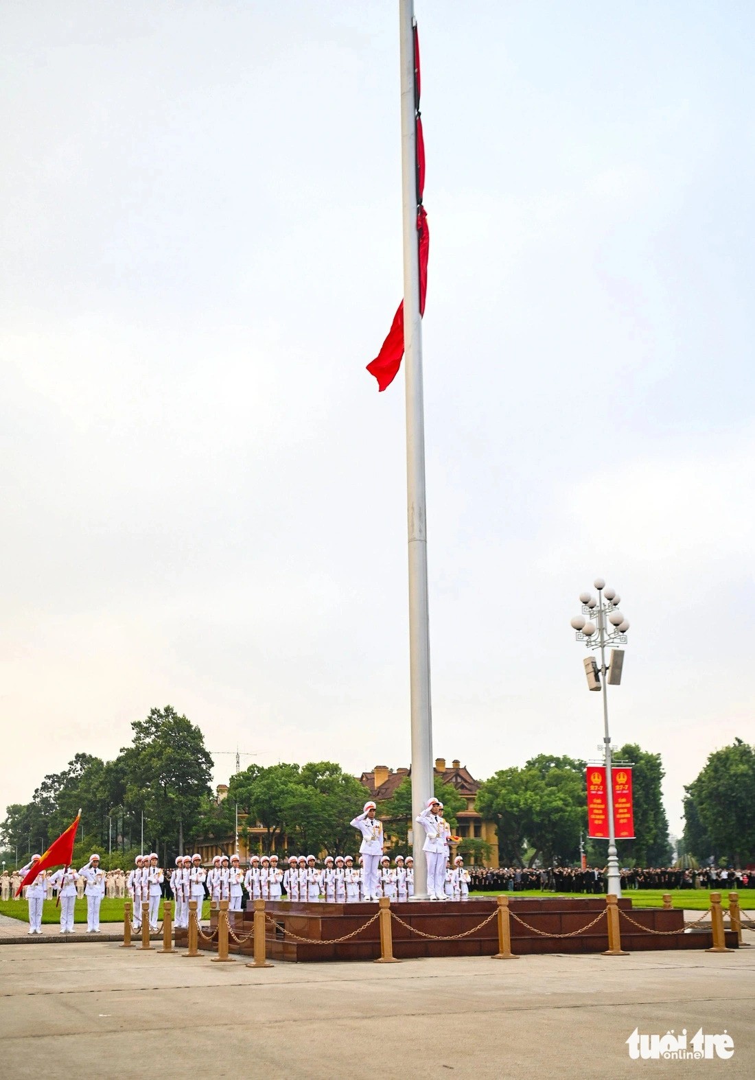 Lá cờ rủ được kéo lên tại quảng trường Ba Đình (Hà Nội) cùng dải băng đen. Lá cờ rủ được kéo lên tại quảng trường Ba Đình (Hà Nội) cùng dải băng đen.