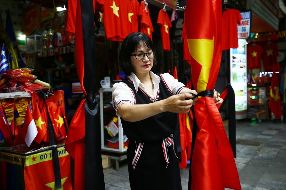 Thượng cờ rủ cùng dải băng đen tại quảng trường Ba Đình tưởng nhớ Tổng bí thư Nguyễn Phú Trọng Thượng cờ rủ cùng dải băng đen tại quảng trường Ba Đình tưởng nhớ Tổng Bí thư Nguyễn Phú Trọng