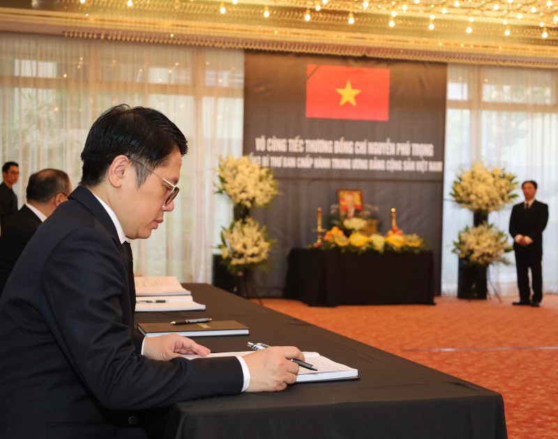 Các hội, đoàn và cá nhân tại Nhật Bản thắp hương, ghi sổ tang vĩnh biệt Tổng Bí thư Nguyễn Phú Trọng Các hội, đoàn và cá nhân tại Nhật Bản thắp hương, ghi sổ tang vĩnh biệt Tổng Bí thư Nguyễn Phú Trọng