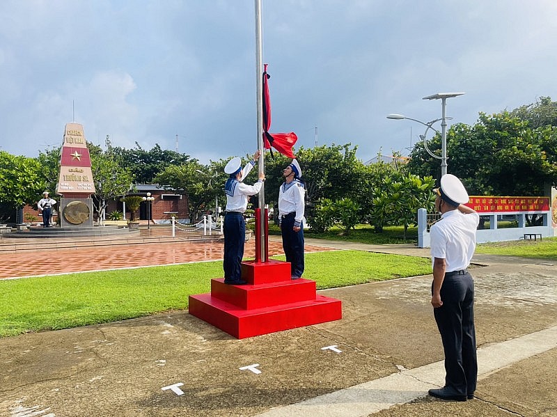 Cán bộ chiến sĩ Trường Sa treo cờ rủ tưởng nhớ Tổng Bí thư Nguyễn Phú Trọng Lễ treo cờ rủ Quốc tang Tổng Bí thư Nguyễn Phú Trọng tại Trường Sa