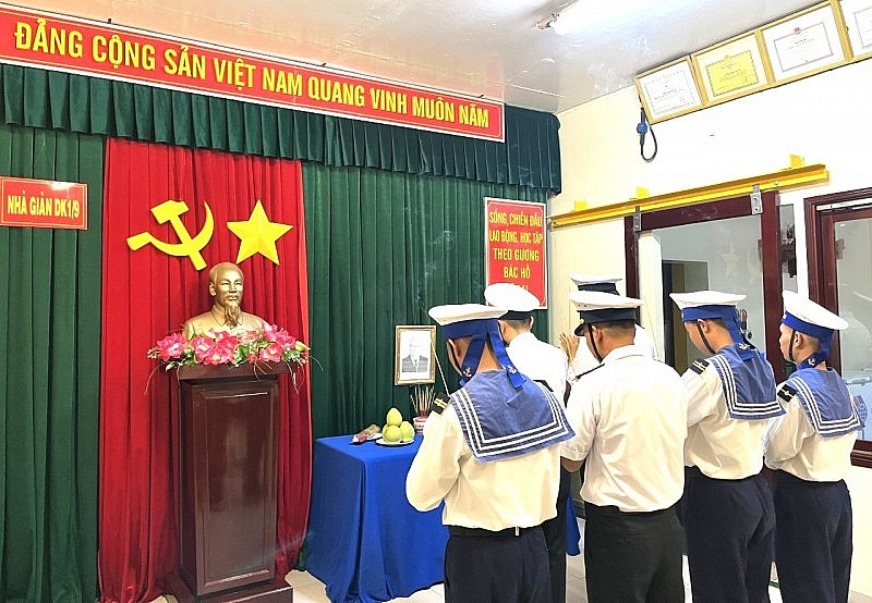Cán bộ chiến sĩ Trường Sa treo cờ rủ tưởng nhớ Tổng Bí thư Nguyễn Phú Trọng Cán bộ chiến sĩ Trường Sa treo cờ rủ tưởng nhớ Tổng Bí thư Nguyễn Phú Trọng