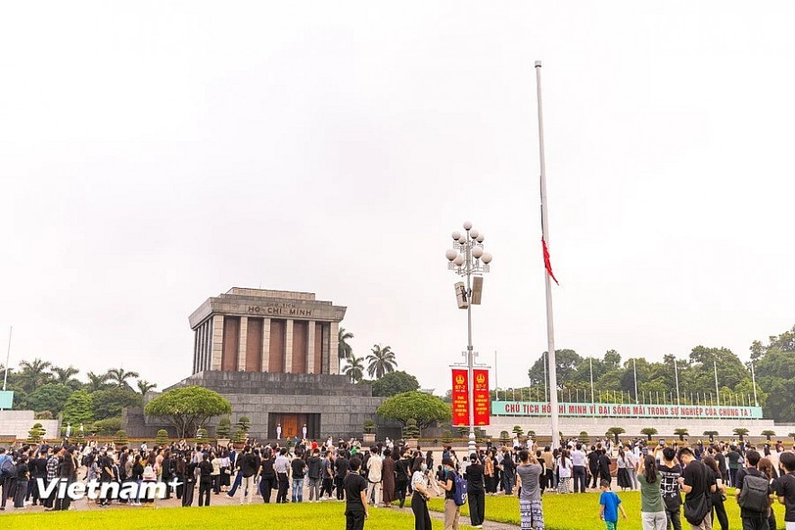 Flag at half-mast for national mourning of General Secretary Nguyen Phu Trong at Ba Dinh Square Flag at half-mast for national mourning of General Secretary Nguyen Phu Trong at Ba Dinh Square