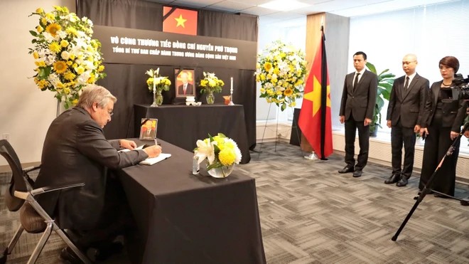 Tổng Thư ký Liên hợp quốc Antonio Guterres viết Sổ tang sau khi viếng Tổng Bí thư Nguyễn Phú Trọng tại Phái đoàn thường trực Việt Nam tại Liên hợp quốc ở New York (Mỹ). (Ảnh: Thanh Tuấn/TTXVN) Tổng Thư ký Liên hợp quốc Antonio Guterres viết Sổ tang sau khi viếng Tổng Bí thư Nguyễn Phú Trọng tại Phái đoàn thường trực Việt Nam tại Liên hợp quốc ở New York (Mỹ). (Ảnh: Thanh Tuấn/TTXVN)