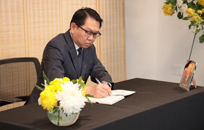 Đại sứ Anouparb Vongnorkeo, Trưởng Phái đoàn Thường trực Lào tại Liên hợp quốc, viết Sổ tang sau khi viếng Tổng Bí thư Nguyễn Phú Trọng tại Phái đoàn thường trực Việt Nam tại Liên hợp quốc ở New York (Mỹ). (Ảnh: Thanh Tuấn/TTXVN) Đại sứ Anouparb Vongnorkeo, Trưởng Phái đoàn Thường trực Lào tại Liên hợp quốc, viết Sổ tang sau khi viếng Tổng Bí thư Nguyễn Phú Trọng tại Phái đoàn thường trực Việt Nam tại Liên hợp quốc ở New York (Mỹ). (Ảnh: Thanh Tuấn/TTXVN)