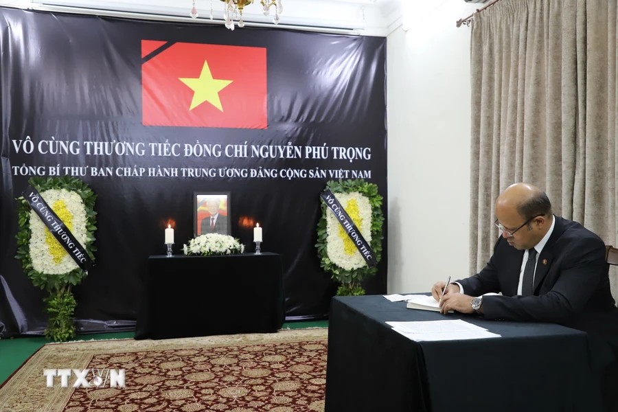 Ông Abdel Aziz El Sherif, đại diện Phủ Tổng thống Ai Cập, ghi sổ tang Tổng Bí thư Nguyễn Phú Trọng. (Ảnh: TTXVN) Ông Abdel Aziz El Sherif, đại diện Phủ Tổng thống Ai Cập, ghi sổ tang Tổng Bí thư Nguyễn Phú Trọng. (Ảnh: TTXVN)