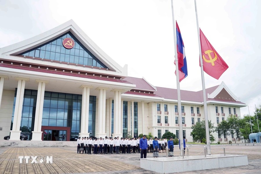 Lễ treo cờ rủ tại Văn phòng Trung ương Đảng Nhân dân Cách mạng Lào. (Ảnh: TTXVN) Lễ treo cờ rủ tại Văn phòng Trung ương Đảng Nhân dân Cách mạng Lào. (Ảnh: TTXVN)
