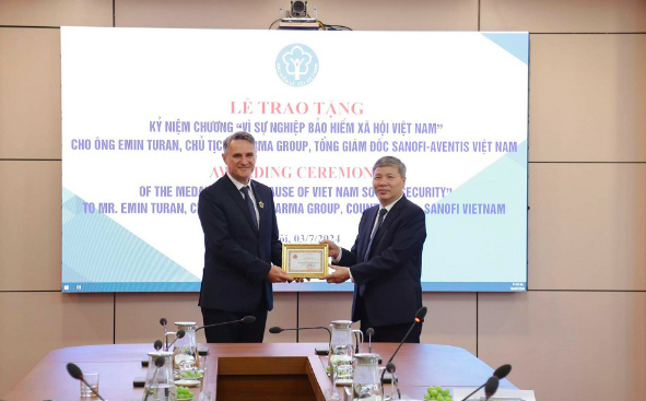 Trao Kỷ niệm chương Vì sự nghiệp BHXH Việt Nam cho đối tác Pháp Trao Kỷ niệm chương Vì sự nghiệp BHXH Việt Nam cho đối tác Pháp