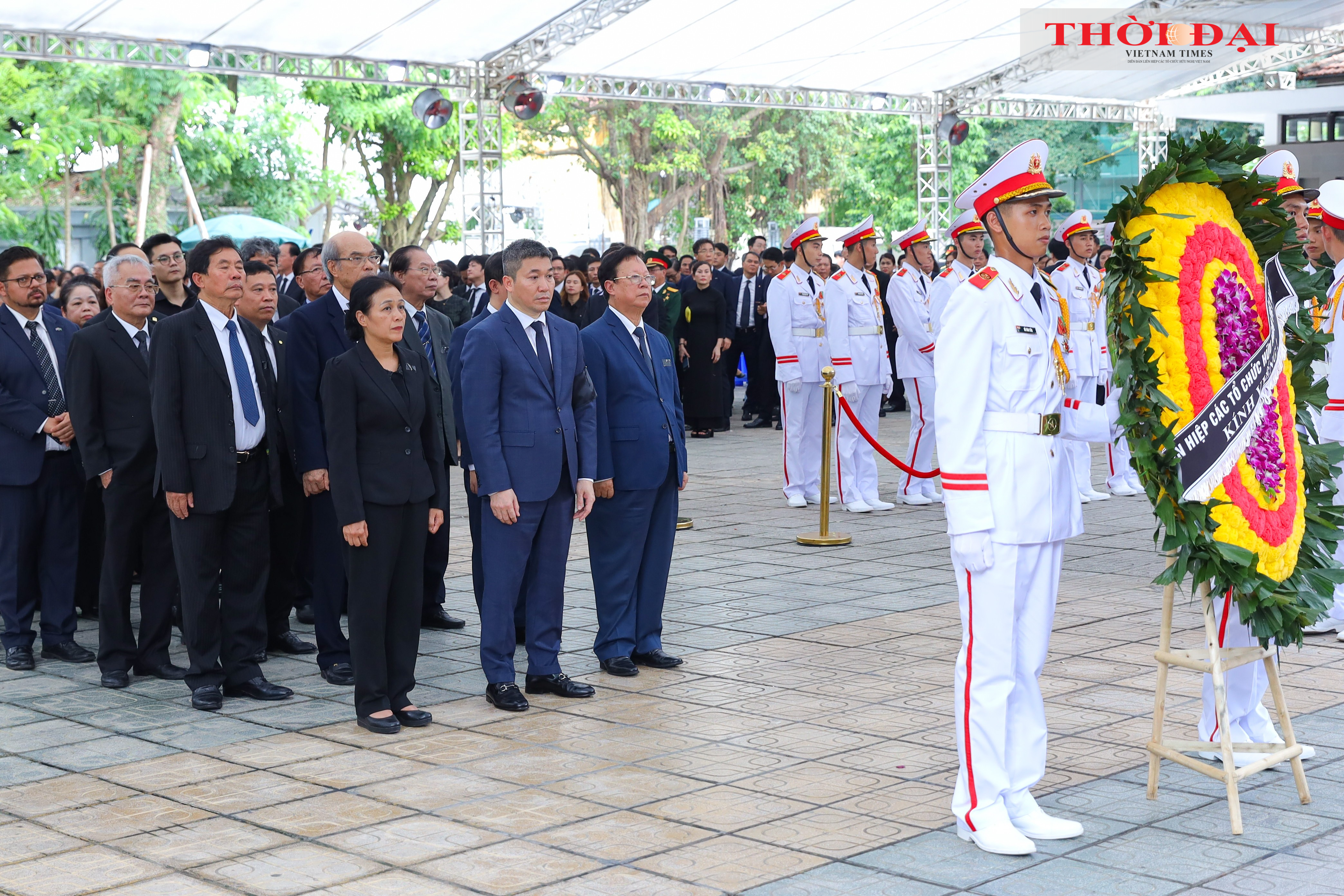Đoàn Liên hiệp các tổ chức hữu nghị Việt Nam vào viếng Tổng Bí thư Nguyễn Phú Trọng tại Nhà tang lễ Quốc gia. (Ảnh: Đinh Hòa) Đoàn Liên hiệp các tổ chức hữu nghị Việt Nam vào viếng Tổng Bí thư Nguyễn Phú Trọng tại Nhà tang lễ Quốc gia. (Ảnh: Đinh Hòa)