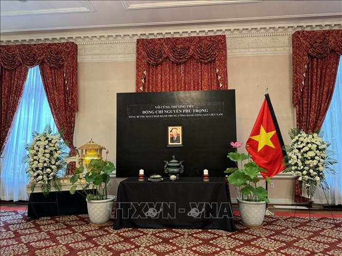 Đại sứ quán và các tổng lãnh sự quán Việt Nam ở nước ngoài đã đồng loạt mở sổ tang và tổ chức trọng thể lễ viếng Tổng Bí thư Nguyễn Phú Trọng Đại sứ quán và các tổng lãnh sự quán Việt Nam ở nước ngoài đã đồng loạt mở sổ tang và tổ chức trọng thể lễ viếng Tổng Bí thư Nguyễn Phú Trọng