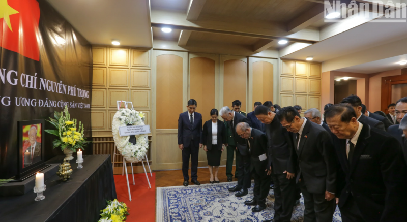 Đại sứ quán và các tổng lãnh sự quán Việt Nam ở nước ngoài đã đồng loạt mở sổ tang và tổ chức trọng thể lễ viếng Tổng Bí thư Nguyễn Phú Trọng Đại sứ quán và các tổng lãnh sự quán Việt Nam ở nước ngoài đã đồng loạt mở sổ tang và tổ chức trọng thể lễ viếng Tổng Bí thư Nguyễn Phú Trọng