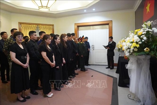 Đại sứ quán và các tổng lãnh sự quán Việt Nam ở nước ngoài đã đồng loạt mở sổ tang và tổ chức trọng thể lễ viếng Tổng Bí thư Nguyễn Phú Trọng Đại sứ quán và các tổng lãnh sự quán Việt Nam ở nước ngoài đã đồng loạt mở sổ tang và tổ chức trọng thể lễ viếng Tổng Bí thư Nguyễn Phú Trọng