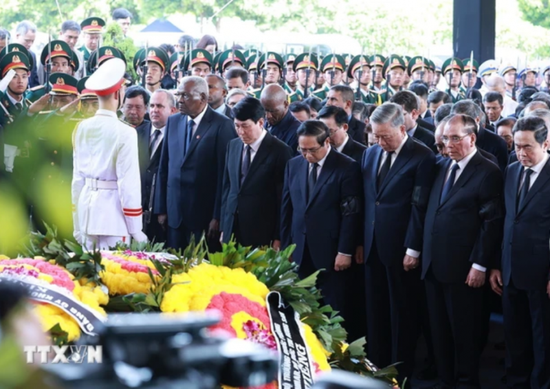 Các đồng chí lãnh đạo, nguyên lãnh đạo Đảng, Nhà nước, đại biểu trong nước và quốc tế mặc niệm Tổng Bí thư Nguyễn Phú Trọng. (Ảnh: TTXVN) Các đồng chí lãnh đạo, nguyên lãnh đạo Đảng, Nhà nước, đại biểu trong nước và quốc tế mặc niệm Tổng Bí thư Nguyễn Phú Trọng. (Ảnh: TTXVN)