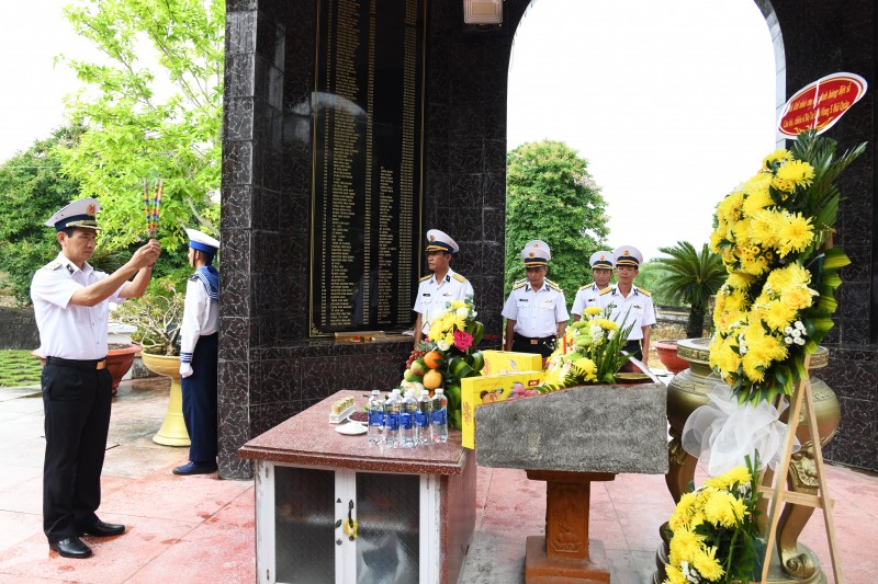 Chuẩn Đô đốc Nguyễn Hữu Thoan dâng hương tưởng niệm các anh hùng, liệt sĩ Chuẩn Đô đốc Nguyễn Hữu Thoan dâng hương tưởng niệm các anh hùng, liệt sĩ