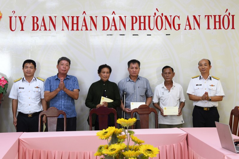 Đại tá Nguyễn Đức Cầu, Phó Chủ nhiệm Chính trị, Bộ Tư lệnh Vùng 5 Hải quân (thứ nhất từ phải qua) tặng quà các gia đình chính sách trên địa bàn phường An Thới, TP. Phú Quốc, tỉnh Kiên Giang Đại tá Nguyễn Đức Cầu, Phó Chủ nhiệm Chính trị, Bộ Tư lệnh Vùng 5 Hải quân (thứ nhất từ phải qua) tặng quà các gia đình chính sách trên địa bàn phường An Thới, TP. Phú Quốc, tỉnh Kiên Giang
