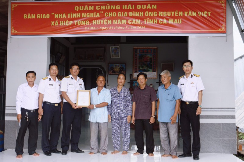 Thượng tá Lê Mạnh Cường, Phó Lữ đoàn trưởng Lữ đoàn 175 trao quyết định bàn giao “Nhà tình nghĩa” cho gia đình ông Nguyễn Văn Việt. Thượng tá Lê Mạnh Cường, Phó Lữ đoàn trưởng Lữ đoàn 175 trao quyết định bàn giao “Nhà tình nghĩa” cho gia đình ông Nguyễn Văn Việt.