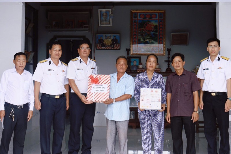 Đại diện Lữ đoàn 175 và chính quyền địa phương tặng quà gia đình ông Nguyễn Văn Việt. Đại diện Lữ đoàn 175 và chính quyền địa phương tặng quà gia đình ông Nguyễn Văn Việt.