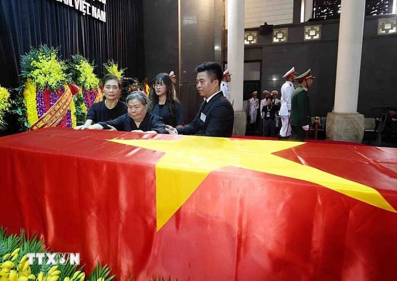 Cô giáo tiểu học của Tổng Bí thư nghẹn ngào đến tiễn biệt học trò lần cuối (Ảnh: TTXVN) Cô giáo tiểu học của Tổng Bí thư nghẹn ngào đến tiễn biệt học trò lần cuối (Ảnh: TTXVN)