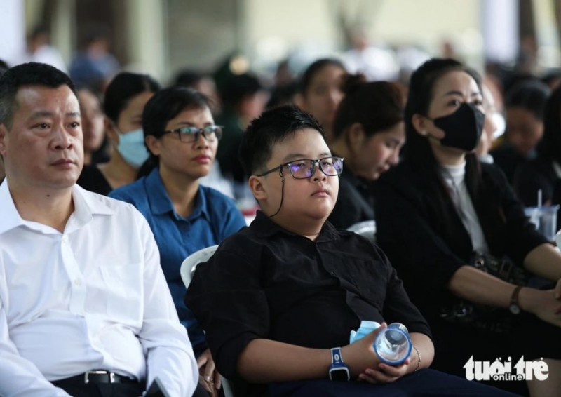 Em Lê Trần Hải Long chờ đến lượt vào viếng Tổng Bí thư. (Ảnh: Phương Quyên/Tuổi trẻ) Em Lê Trần Hải Long chờ đến lượt vào viếng Tổng Bí thư. (Ảnh: Phương Quyên/Tuổi trẻ)