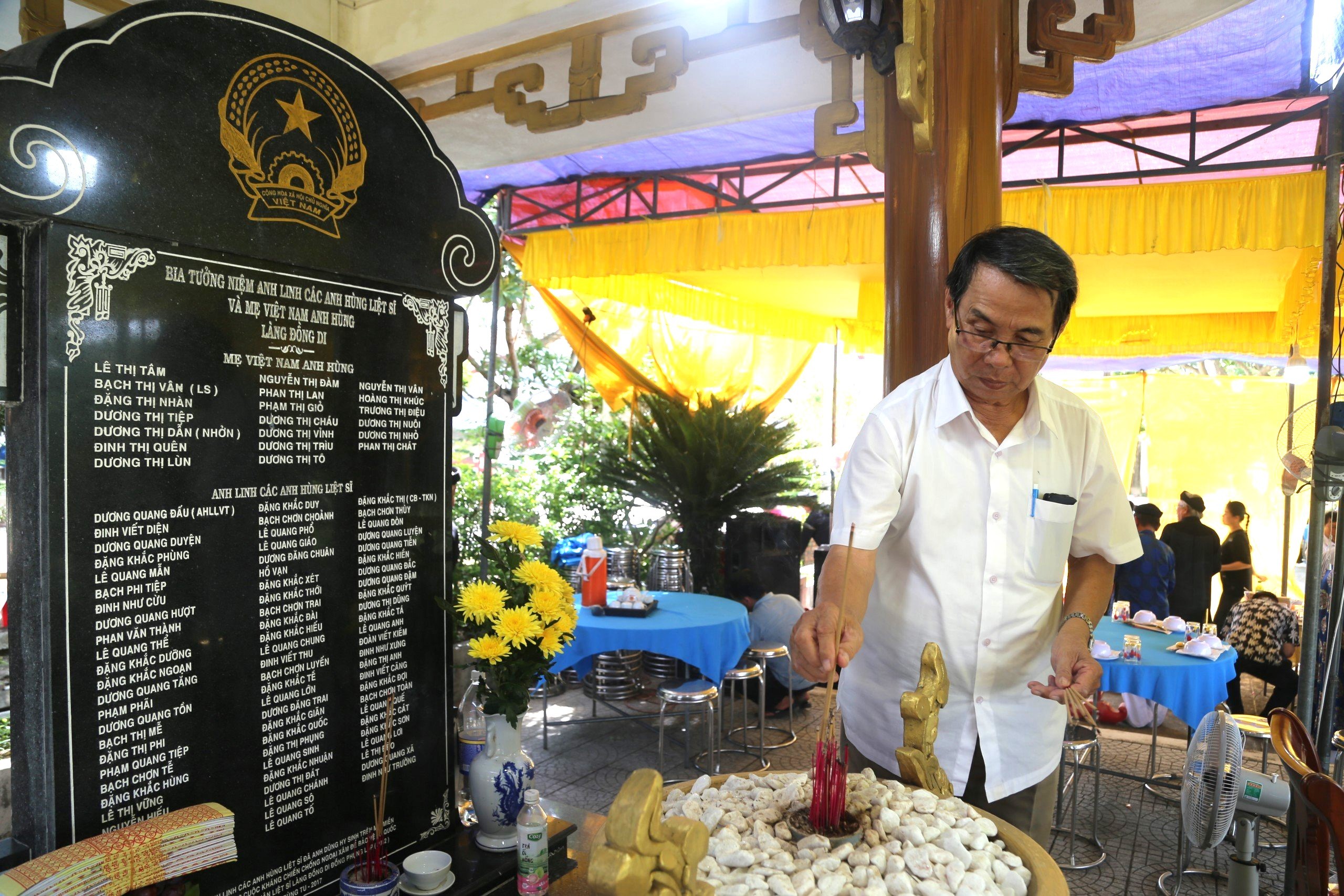 Người dân làng Đồng Di thắp nén nhang tri ân các liệt sĩ, Bà mẹ Việt Nam anh hùng Người dân làng Đồng Di thắp nén nhang tri ân các liệt sĩ, Bà mẹ Việt Nam anh hùng