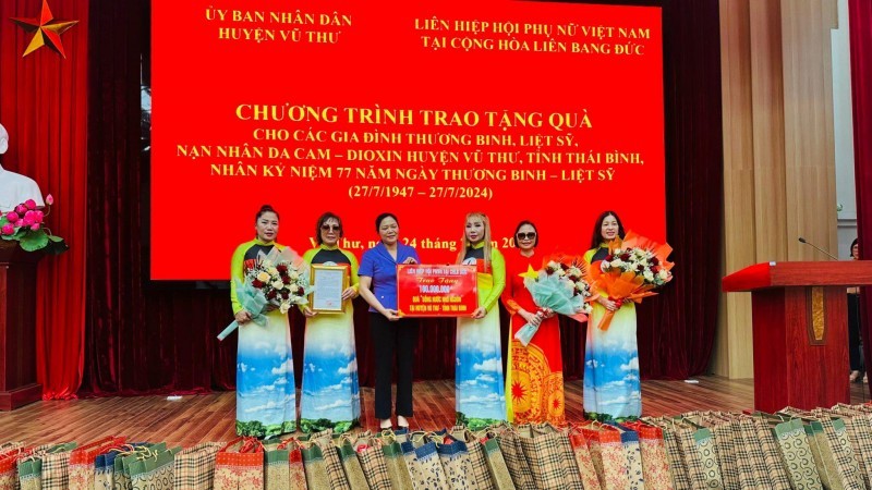 The Vietnam Women's Union in the Federal Republic of Germany presents gifts to veterans and their relatives in Vu Thu district, Thai Binh province.