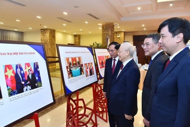 Tổng Bí thư Nguyễn Phú Trọng tham quan triển lãm ảnh về các hoạt động đối ngoại tại Hội nghị Ngoại giao lần thứ 32 vào tháng 12/2023. Tổng Bí thư Nguyễn Phú Trọng tham quan triển lãm ảnh về các hoạt động đối ngoại tại Hội nghị Ngoại giao lần thứ 32 vào tháng 12/2023.