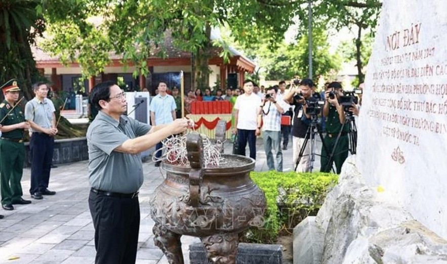 PM Pham Minh Chinh offers incense in tribute to President Ho Chi Minh and fallen heroes in Dai Tu district of Thai Nguyen province. (Photo: VNA) PM Pham Minh Chinh offers incense in tribute to President Ho Chi Minh and fallen heroes in Dai Tu district of Thai Nguyen province. (Photo: VNA)