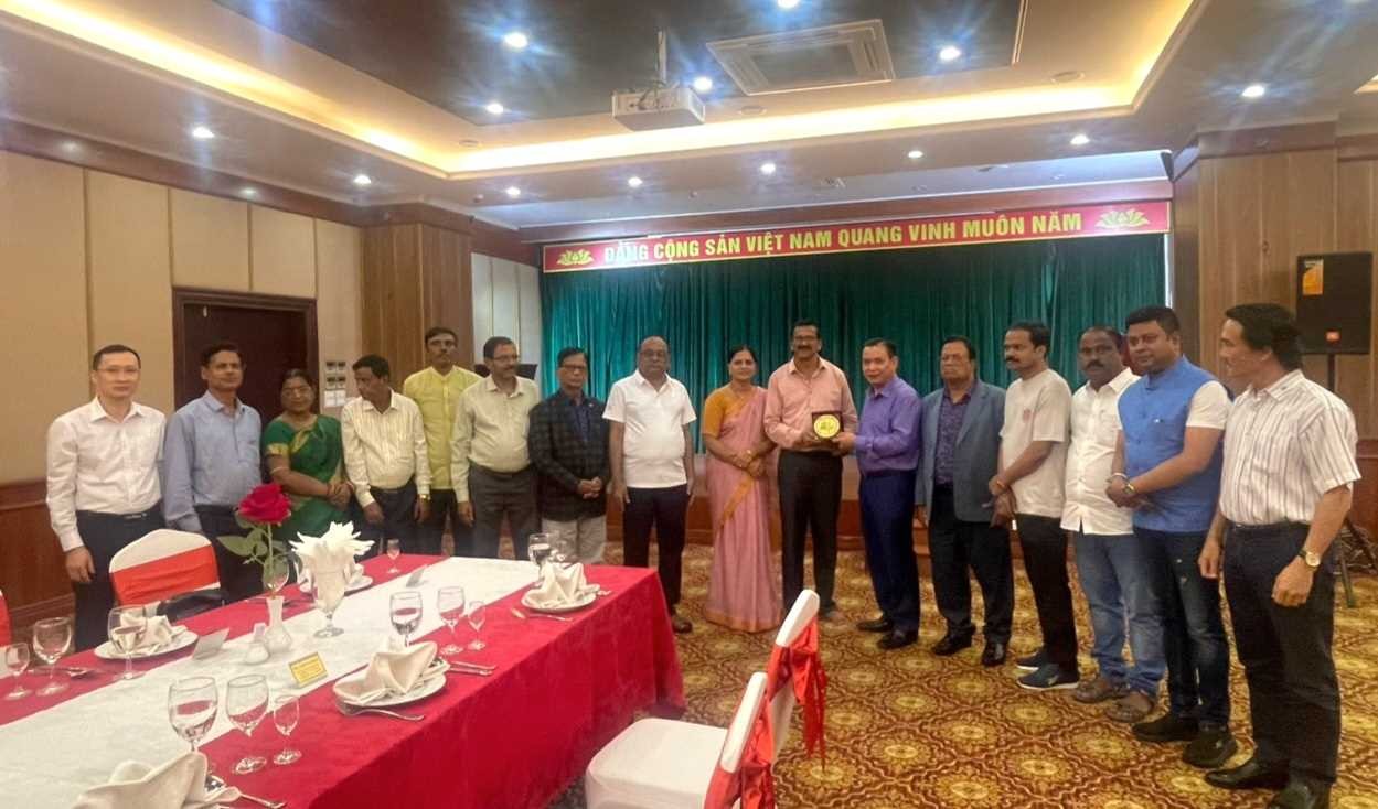 Đồng chí Hoàng Đức Hạnh, Phó Chủ tịch Thường trực Ủy ban MTTQ tỉnh, Phó Chủ tịch Thường trực Liên hiệp các tổ chức hữu nghị tỉnh, tiếp đón đoàn đại biểu. 