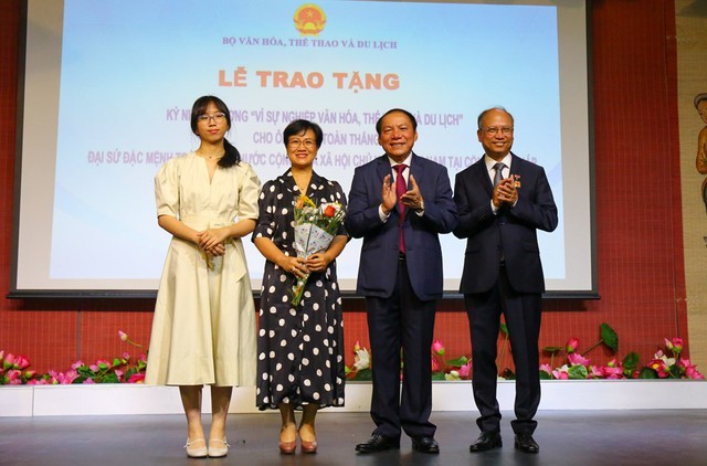 Bộ trưởng chúc mừng Đại sứ và gia đình Bộ trưởng chúc mừng Đại sứ và gia đình