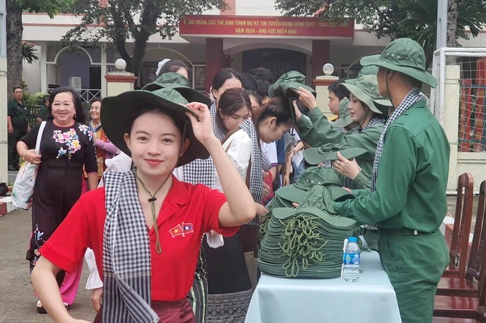 Sinh viên Lào, Campuchia tham gia chương trình. (Ảnh: SGGP) Sinh viên Lào, Campuchia tham gia chương trình. (Ảnh: SGGP)