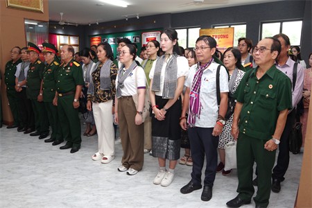Các đại biểu tham quan nhà truyền thống Trường Quân sự Quân khu 7. (Ảnh: Báo Quân khu 7) Các đại biểu tham quan nhà truyền thống Trường Quân sự Quân khu 7. (Ảnh: Báo Quân khu 7)