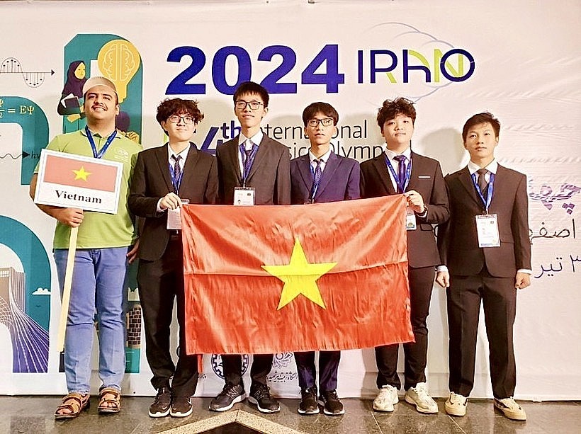 Vietnamese students win two gold and three silver medals at the 2024 International Physics Olympiad. (Photo: VNA) Vietnamese students win two gold and three silver medals at the 2024 International Physics Olympiad. (Photo: VNA)