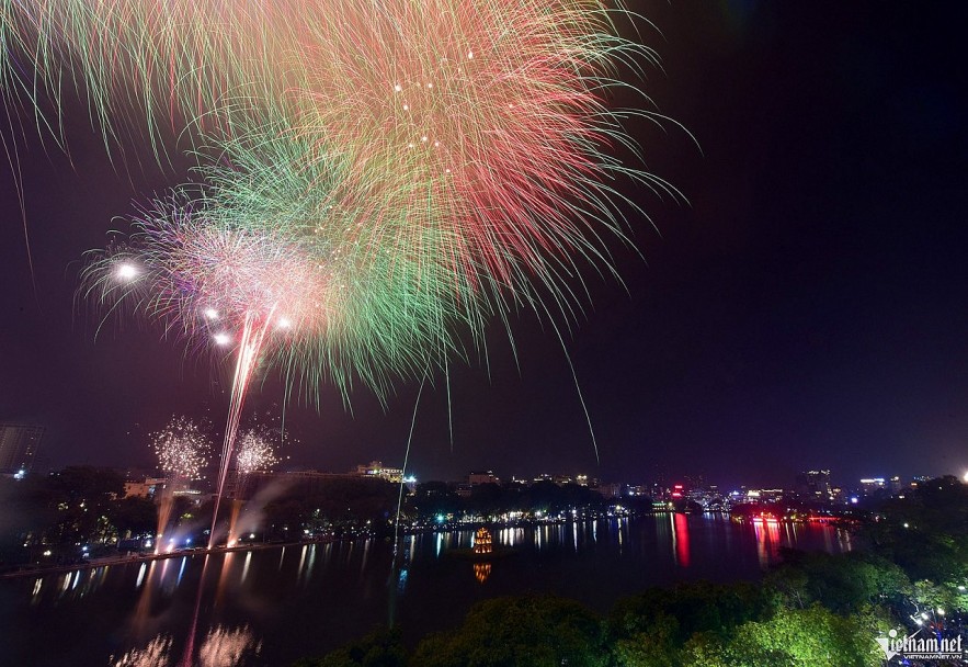 Hanoi will organize 30 fireworks displays to celebrate the 70th anniversary of Capital Liberation Day. Photo: Viet Thanh Hanoi will organize 30 fireworks displays to celebrate the 70th anniversary of Capital Liberation Day. Photo: Viet Thanh