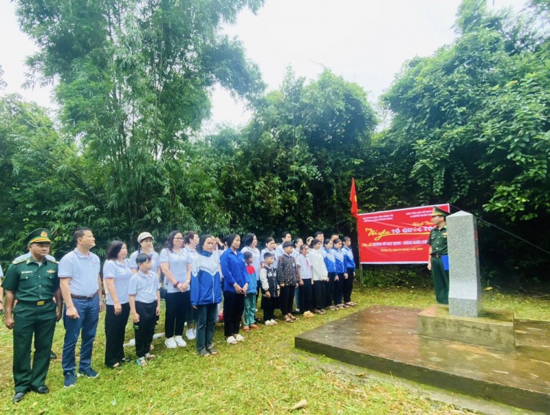 Hành trình "Tôi yêu Tổ quốc tôi" tặng quà cho giáo viên, học sinh vùng cao và học sinh nước bạn Lào Hành trình "Tôi yêu Tổ quốc tôi" tặng quà cho giáo viên, học sinh vùng cao và học sinh nước bạn Lào