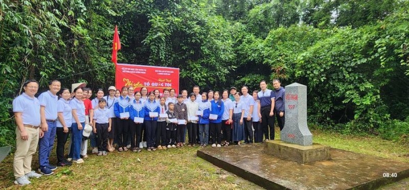 Hành trình "Tôi yêu Tổ quốc tôi" tặng quà cho giáo viên, học sinh vùng cao và học sinh nước bạn Lào Hành trình "Tôi yêu Tổ quốc tôi" tặng quà cho giáo viên, học sinh vùng cao và học sinh nước bạn Lào