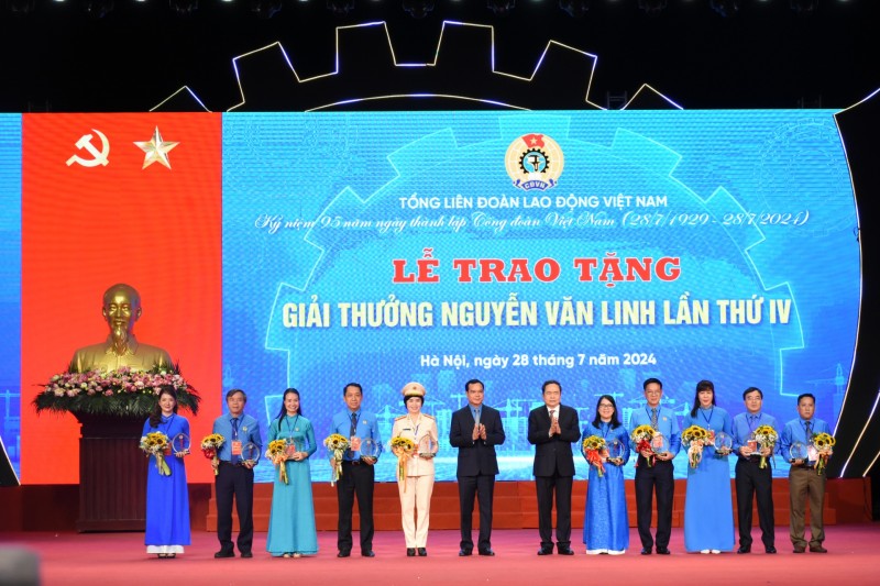 Chủ tịch Quốc hội Trần Thanh Mẫn và Chủ tịch Tổng Liên đoàn Lao động Việt Nam Nguyễn Đình Khang đã trao tặng Giải thưởng Nguyễn Văn Linh tặng 10 cán bộ công đoàn có thành tích xuất sắc, tiêu biểu trong hoạt động chăm lo, bảo vệ quyền, lợi ích hợp pháp, chính đáng cho người lao động, xây dựng tổ chức Công đoàn vững mạnh. Chủ tịch Quốc hội Trần Thanh Mẫn và Chủ tịch Tổng Liên đoàn Lao động Việt Nam Nguyễn Đình Khang đã trao tặng Giải thưởng Nguyễn Văn Linh tặng 10 cán bộ công đoàn có thành tích xuất sắc, tiêu biểu trong hoạt động chăm lo, bảo vệ quyền, lợi ích hợp pháp, chính đáng cho người lao động, xây dựng tổ chức Công đoàn vững mạnh.