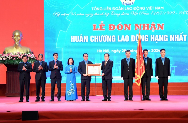 Chủ tịch Quốc hội Trần Thanh Mẫn trao tặng Huân chương Lao động hạng Nhất cho Tổng Liên đoàn Lao động Việt Nam (Ảnh: T.L). Chủ tịch Quốc hội Trần Thanh Mẫn trao tặng Huân chương Lao động hạng Nhất cho Tổng Liên đoàn Lao động Việt Nam (Ảnh: T.L).
