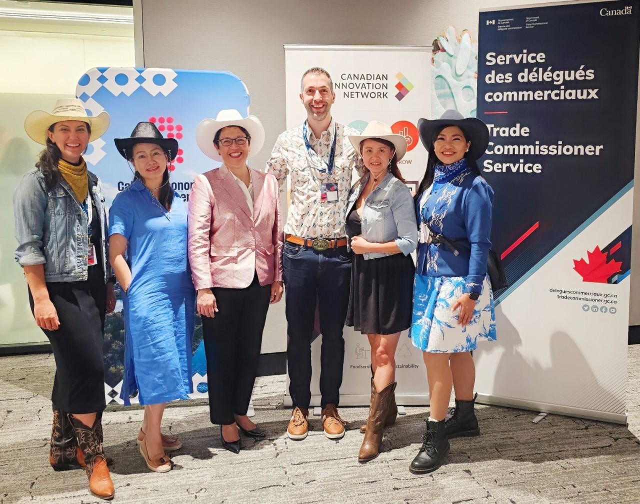 Trade Counselor Tran Thu Quynh (second from the left) and representatives of Alberta's departments at the dialogue (Photo: VNA). Trade Counselor Tran Thu Quynh (second from the left) and representatives of Alberta's departments at the dialogue (Photo: VNA).