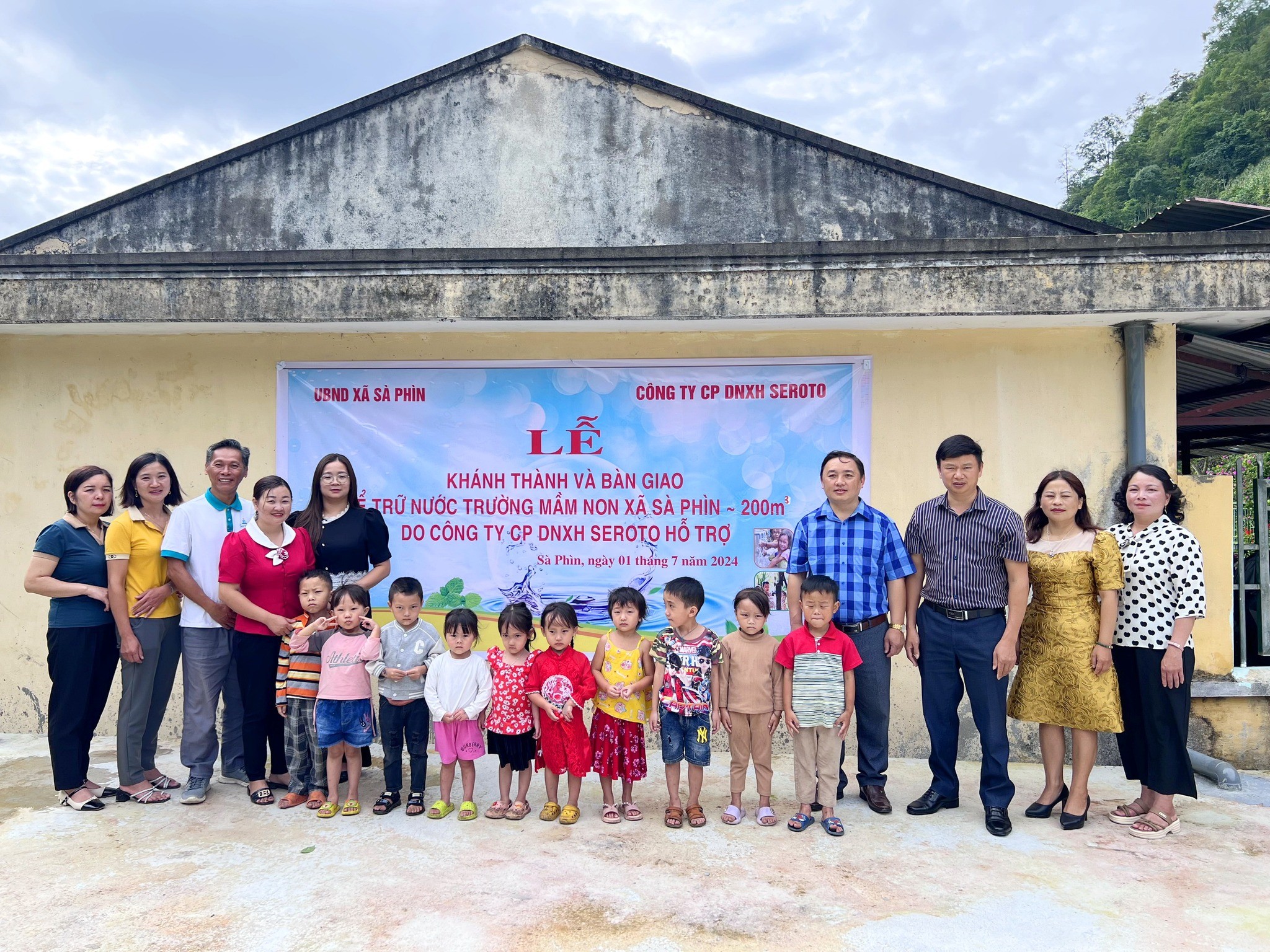 Lễ khánh thành và bàn giao bể nước tại trường Mầm non xã Sà Phìn. (Ảnh: Seroto Foundation) Lễ khánh thành và bàn giao bể nước tại trường Mầm non xã Sà Phìn. (Ảnh: Seroto Foundation)